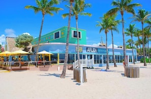 Ein Gebäude direkt am Strand, mit einem Schild, auf dem ‘ARUBA BEACH CLUB’ steht.