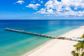 Sun-loungers, beach towels - Tropical Oasis 3 blocks to beach-4 Bds-Large Pool-Arcade-Tiki Hut (Fort Lauderdale)