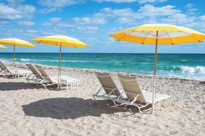 Liegestühle, Strandtücher