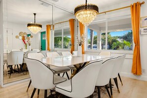 Dining - Tropical Oasis 3 blocks to beach-4 Bds-Large Pool-Arcade-Tiki Hut (Fort Lauderdale)