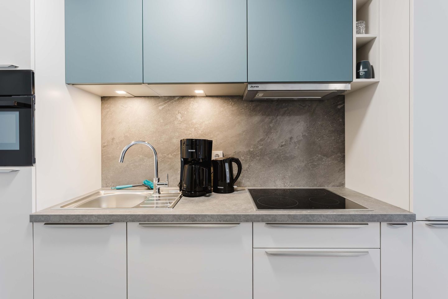 Wasserkocher mit Kaffee-/Teezubehör, Kühlschrank, Mikrowelle, Ofen