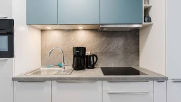 Wasserkocher mit Kaffee-/Teezubehör, Kühlschrank, Mikrowelle, Ofen
