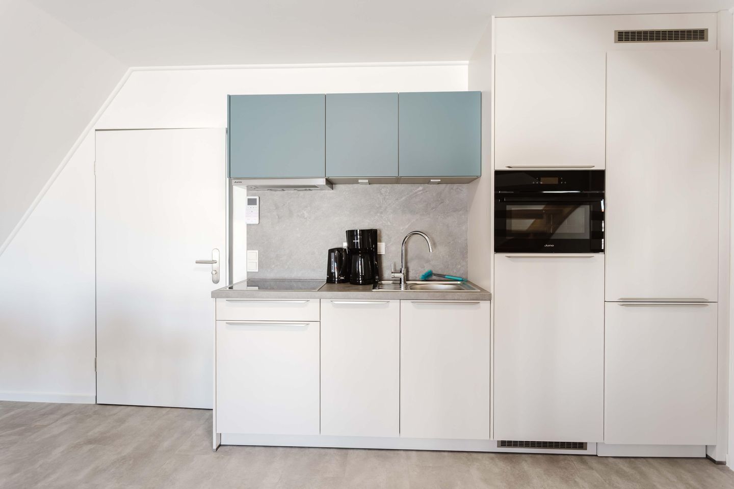 Wasserkocher mit Kaffee-/Teezubehör, Kühlschrank, Mikrowelle, Ofen