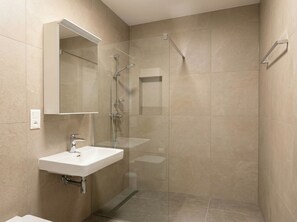 Basic Apartment | Bathroom - 8-Min to Airport 1BR & 1LR Flat (Bratislavský kraj)