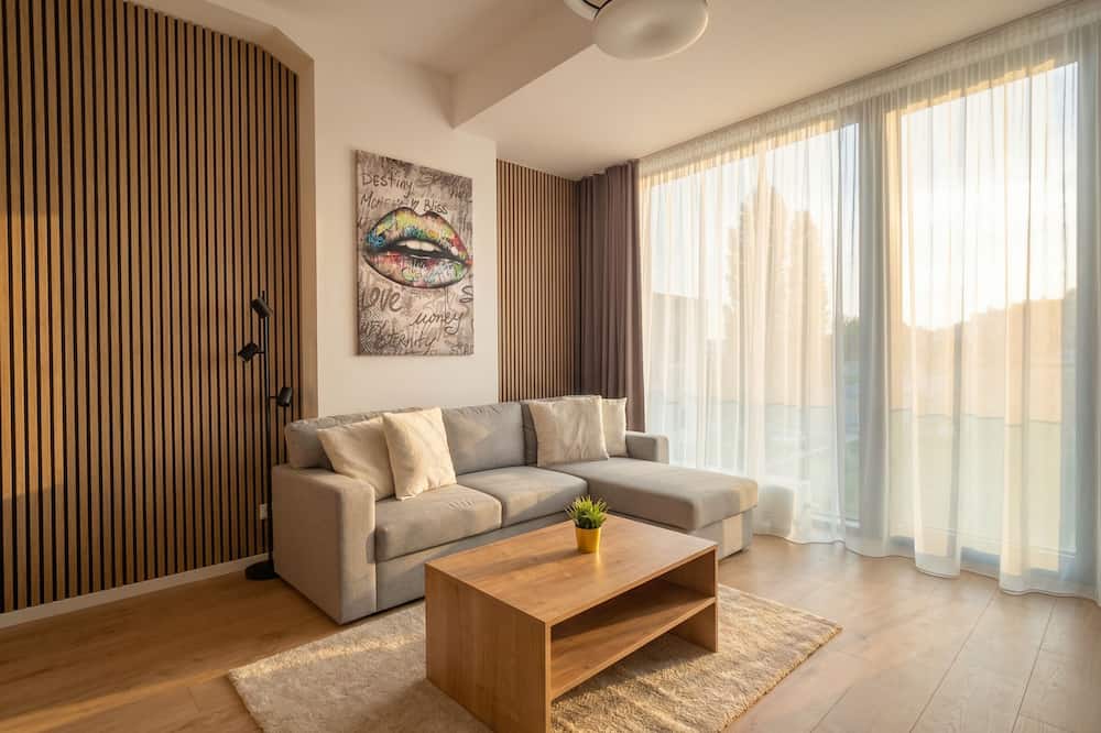 8-Min to Airport 1BR & 1LR Flat
