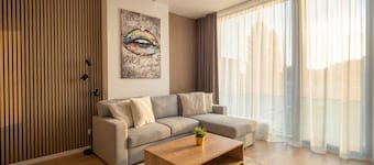 8-Min to Airport 1BR & 1LR Flat