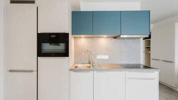 Coffee/tea maker, fridge, microwave, oven