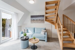 TV, ping pong - MEERholung FeWo 4.5 - Penthouse close to the beach on two levels with roof terrace - (Cuxhaven)
