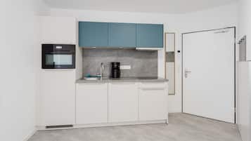 Wasserkocher mit Kaffee-/Teezubehör, Kühlschrank, Mikrowelle, Ofen