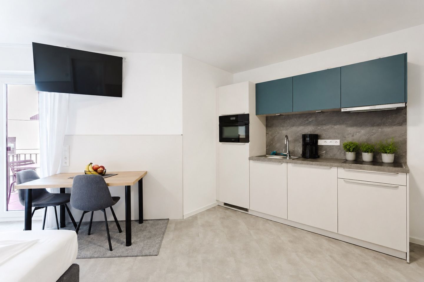 Wasserkocher mit Kaffee-/Teezubehör, Kühlschrank, Mikrowelle, Ofen