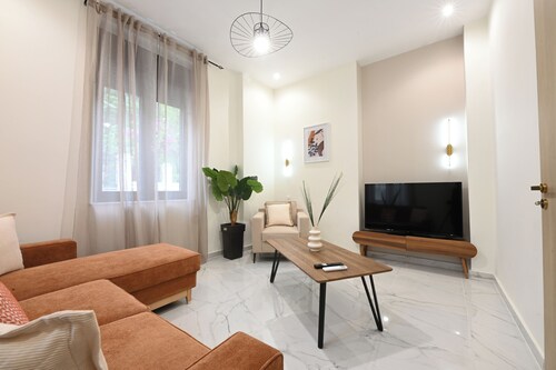 Modh Patras - Modern Design Oasis in the City Centre