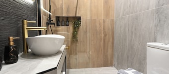 Modh Patras - Modern Design Oasis in the City Centre