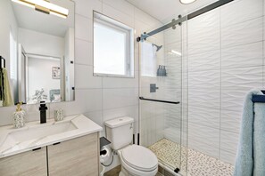 Shower, towels, soap, toilet paper - Modern Home - Near Cap Hill & Downtown (Seattle)