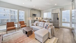 Un apartamento moderno con sala de estar, cocina y comedor.