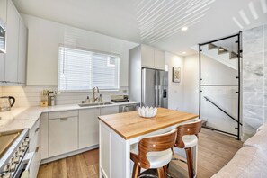 Fridge, microwave, oven, stovetop - Modern Home - Near Cap Hill & Downtown (Seattle)