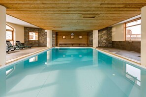 Innendørsbasseng