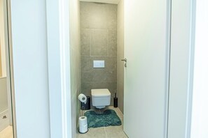 Basic Apartment | Bathroom - 1BR Apartment Near Airport with Parking (Bratislavský kraj)