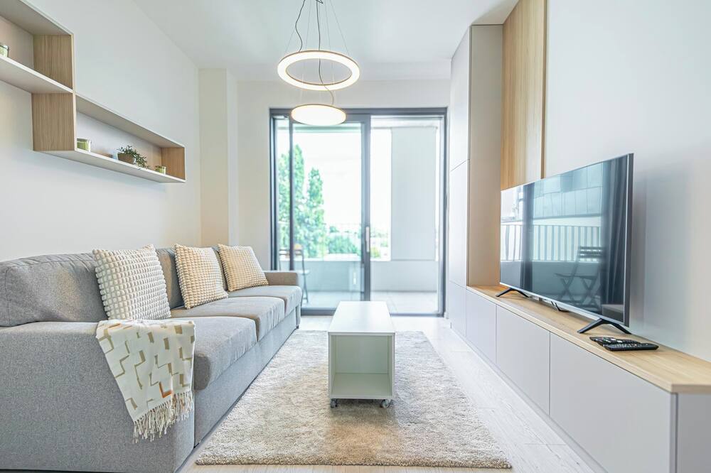 1BR Apartment Near Airport with Parking