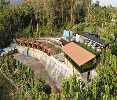 Um resort com piscina, área de estar externa e um edifício grande com telhado plano.