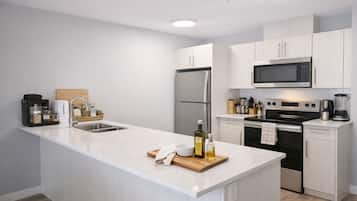 Coffee/tea maker, fridge, oven, stovetop