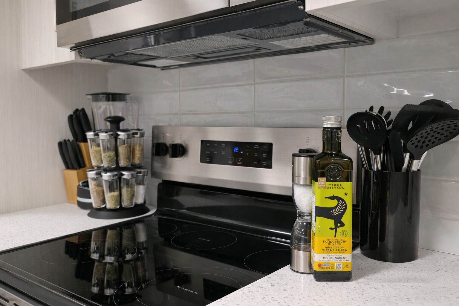 Fridge, oven, stovetop, dishwasher