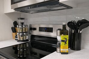 Frigorífico, horno, placa de cocina y lavavajillas