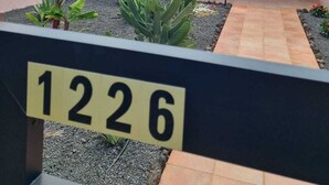 Een gebouw met een bord waarop 'Villa Azul' staat en het nummer '1226', wat aangeeft dat dit een pand is.