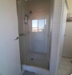 Shower, hair dryer, towels, soap - Charming 1 BR in NMelbourne close to the CBD, Melbourne University & hospitals. (North Melbourne)