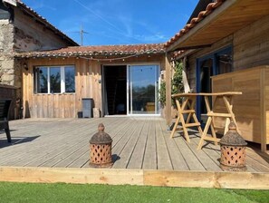 Terrace/patio - Le Ti Cosy—a nature-themed vacation rental 10 minutes from Puy du Fou (Les Herbiers)