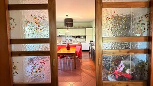 Una habitación con una puerta de madera que da a una cocina.
