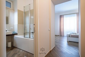 Douche, sèche-cheveux, bidet, serviettes fournies