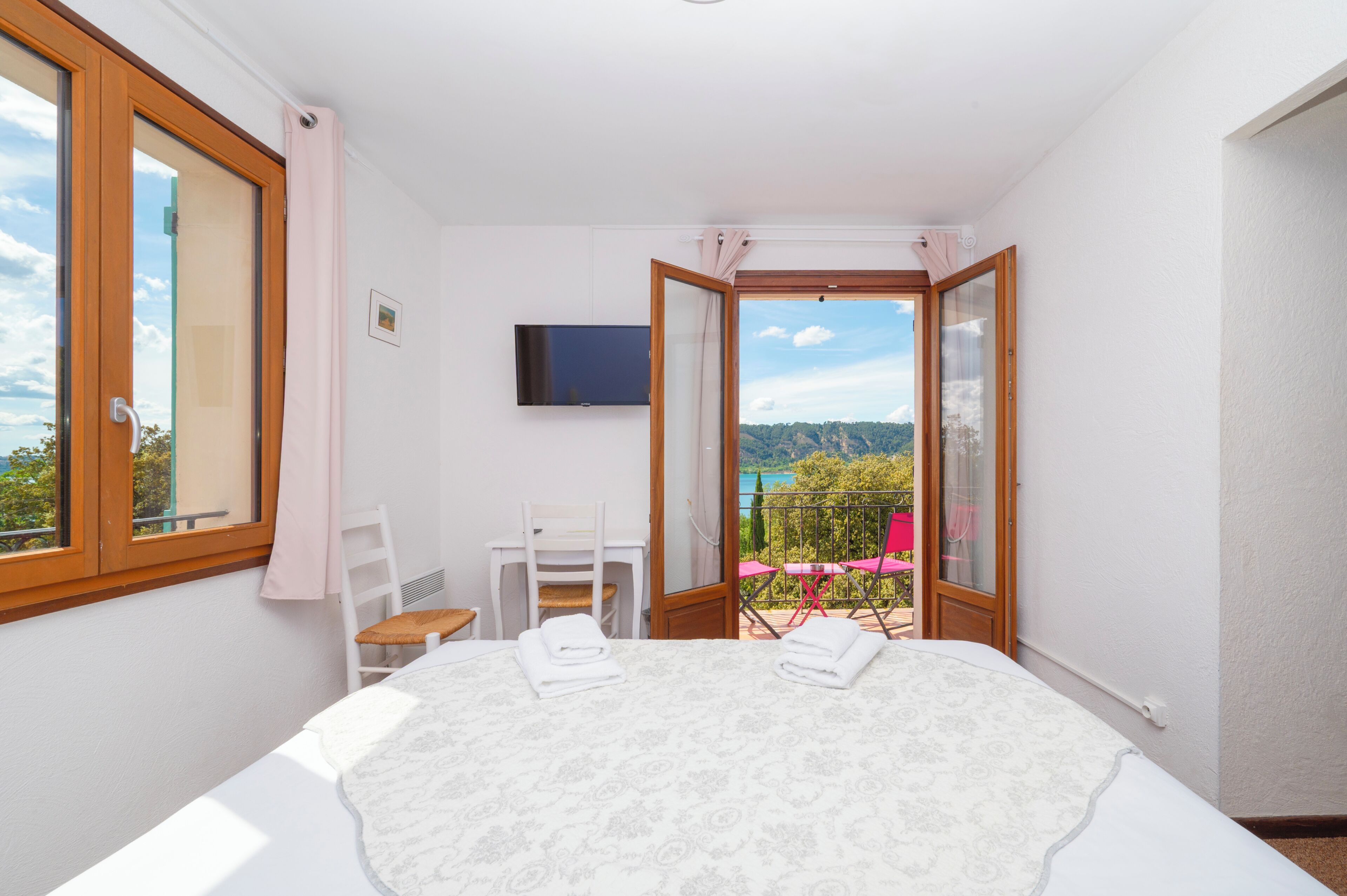 Comfort kamer, 1 twee- of 2 eenpersoonsbedden, balkon, uitzicht op meer | Een bureau, een strijkplank/strijkijzer, gratis wifi