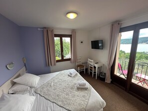 Chambre Confort Double ou avec lits jumeaux, balcon, vue lac | Bureau, fer et planche à repasser, Wi-Fi gratuit