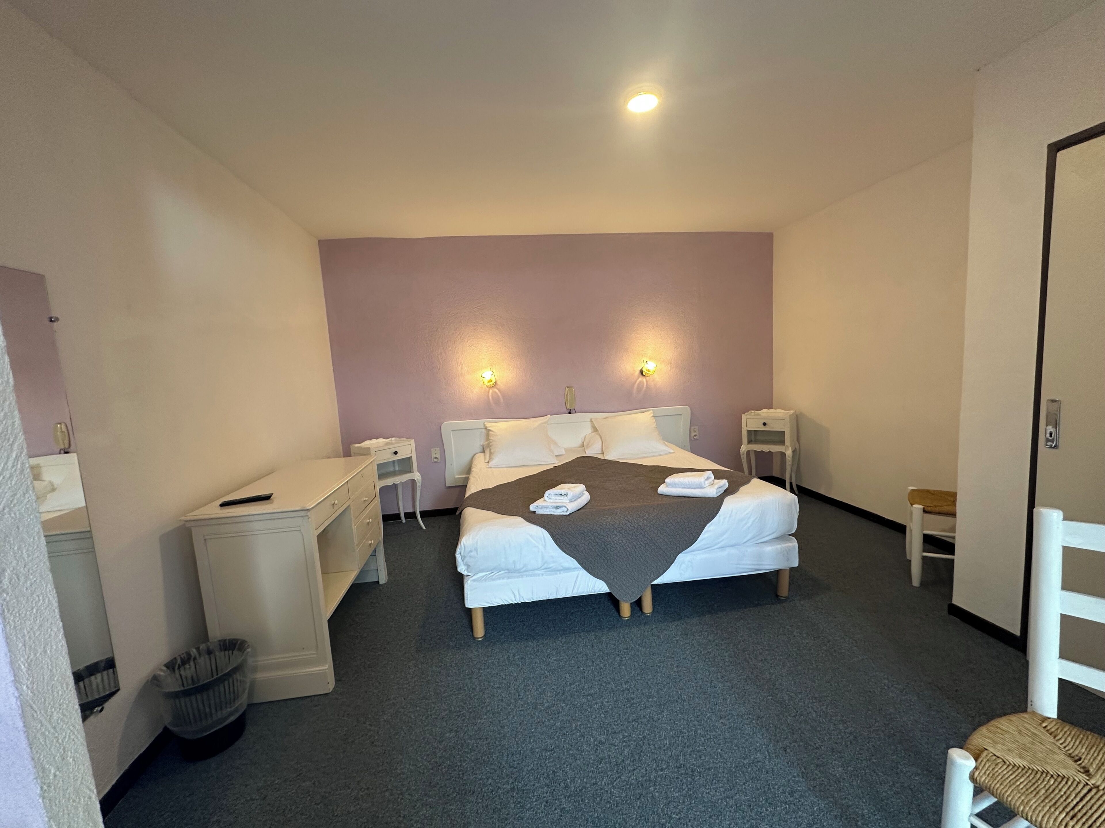 Chambre Confort Double ou avec lits jumeaux, non-fumeurs, vue lac | Bureau, fer et planche à repasser, Wi-Fi gratuit