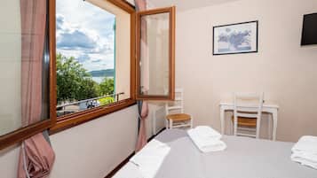 Comfort-Doppel- oder -Zweibettzimmer, Nichtraucher, Seeblick | Schreibtisch, Bügeleisen/Bügelbrett, kostenloses WLAN