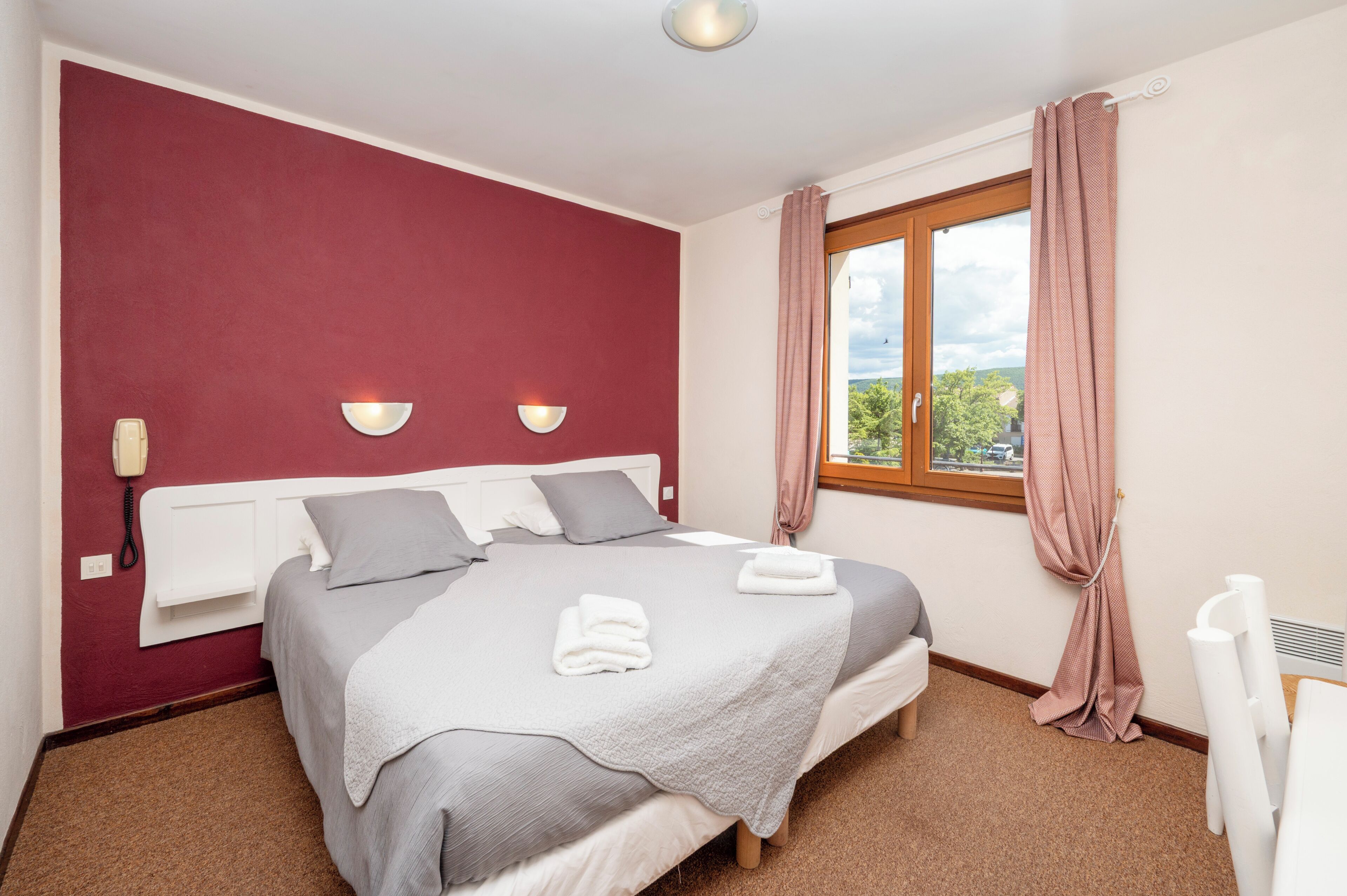 Chambre Confort double ou avec lits jumeaux, non-fumeur, vue sur le lac | Bureau, fer et planche à repasser, accès au Wi-Fi (inclus)