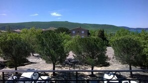 Chambre Confort Double ou avec lits jumeaux, balcon, vue lac | Bureau, fer et planche à repasser, Wi-Fi gratuit