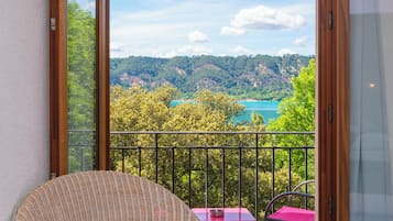 Habitación Confort con 1 cama doble o 2 individuales, balcón, vistas al lago | Escritorio, tabla de planchar con plancha, wifi gratis