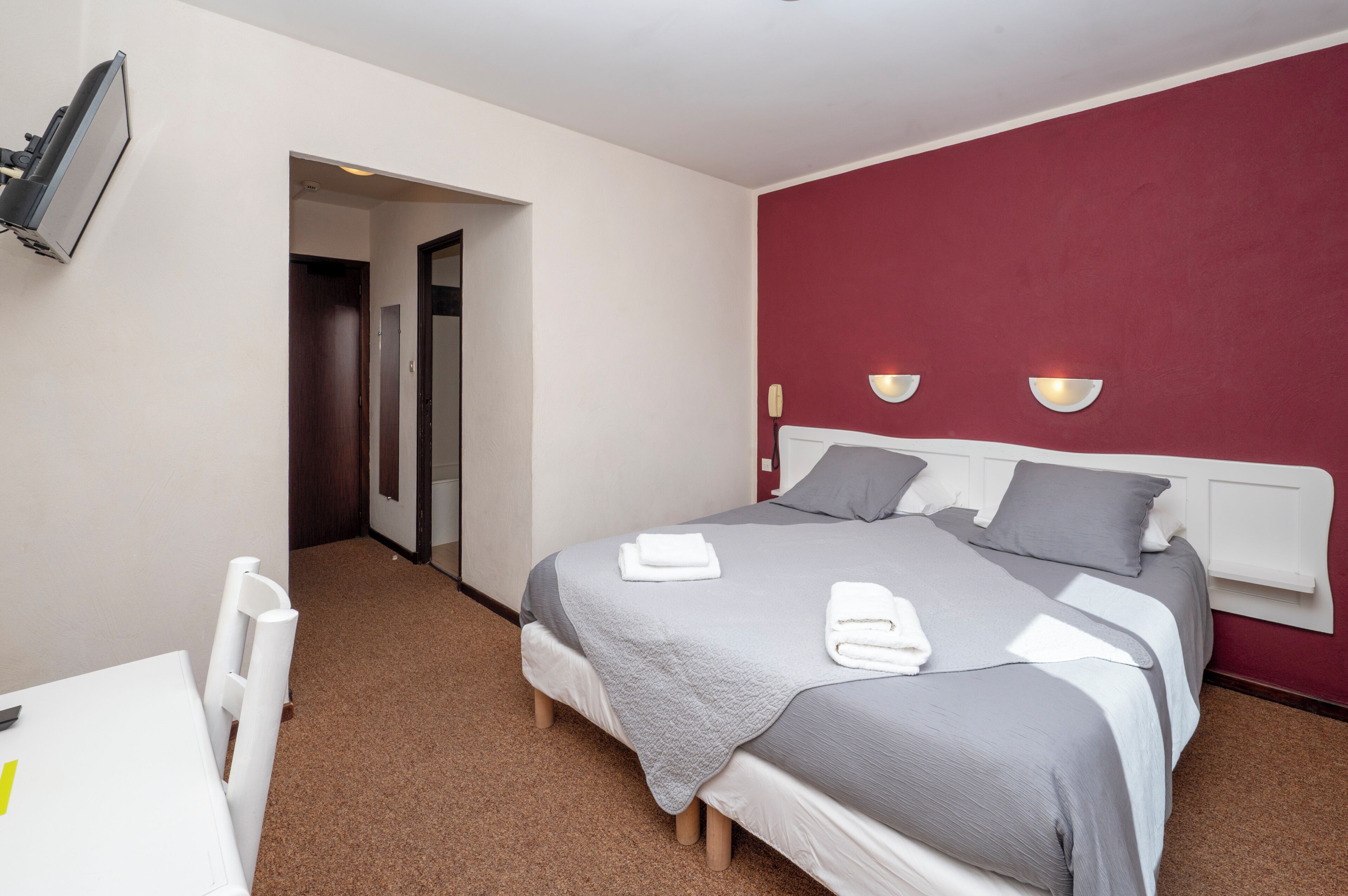 Habitación Confort con 1 cama doble o 2 individuales, no fumadores, vistas al lago | Escritorio, tabla de planchar con plancha, wifi gratis