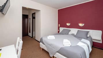 Habitación Confort con 1 cama doble o 2 individuales, no fumadores, vistas al lago | Escritorio, tabla de planchar con plancha, wifi gratis