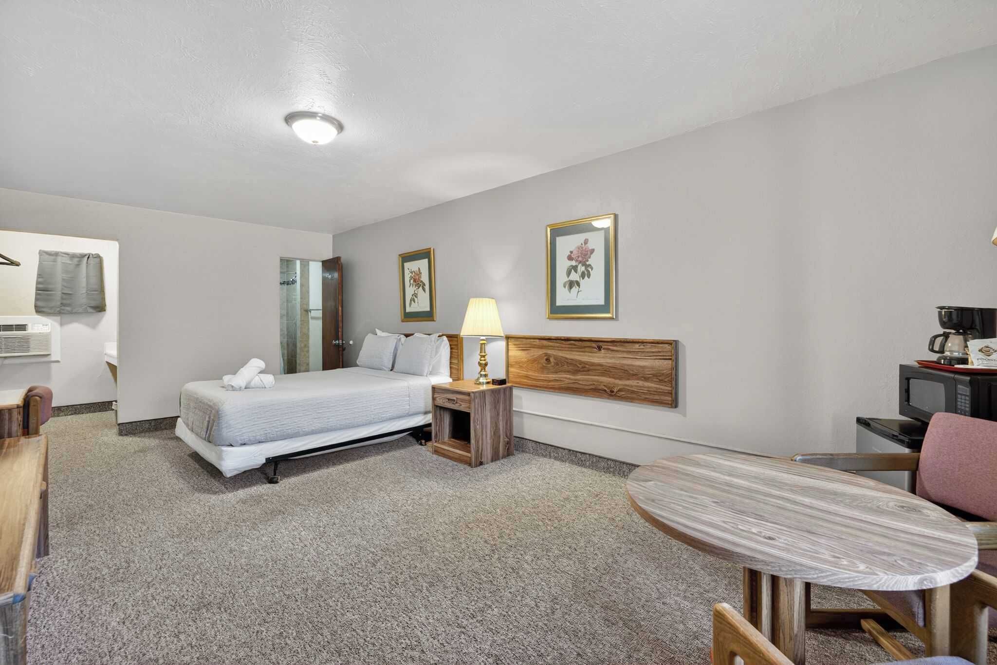 1 bedroom, desk, WiFi
