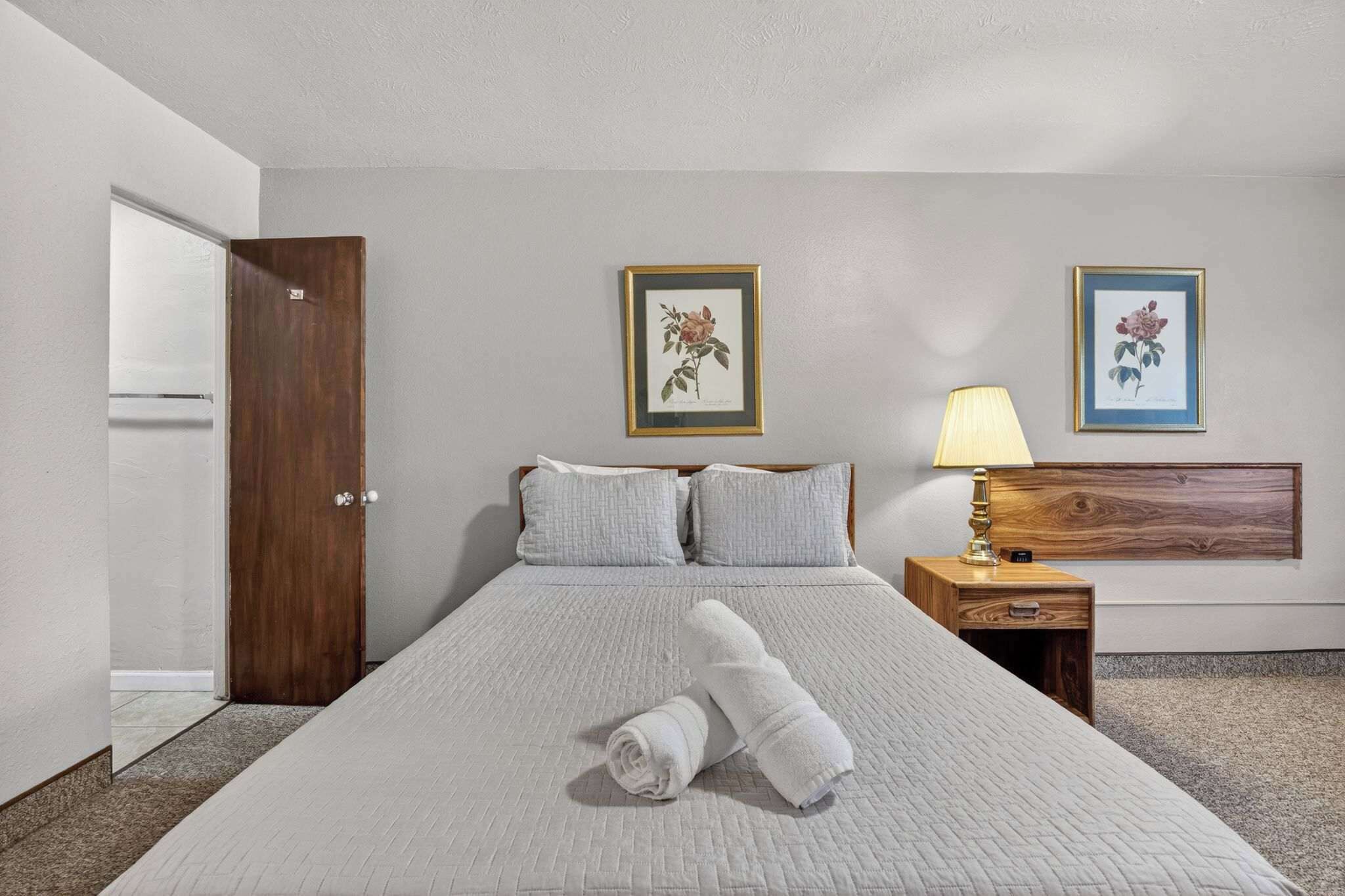 1 bedroom, desk, WiFi