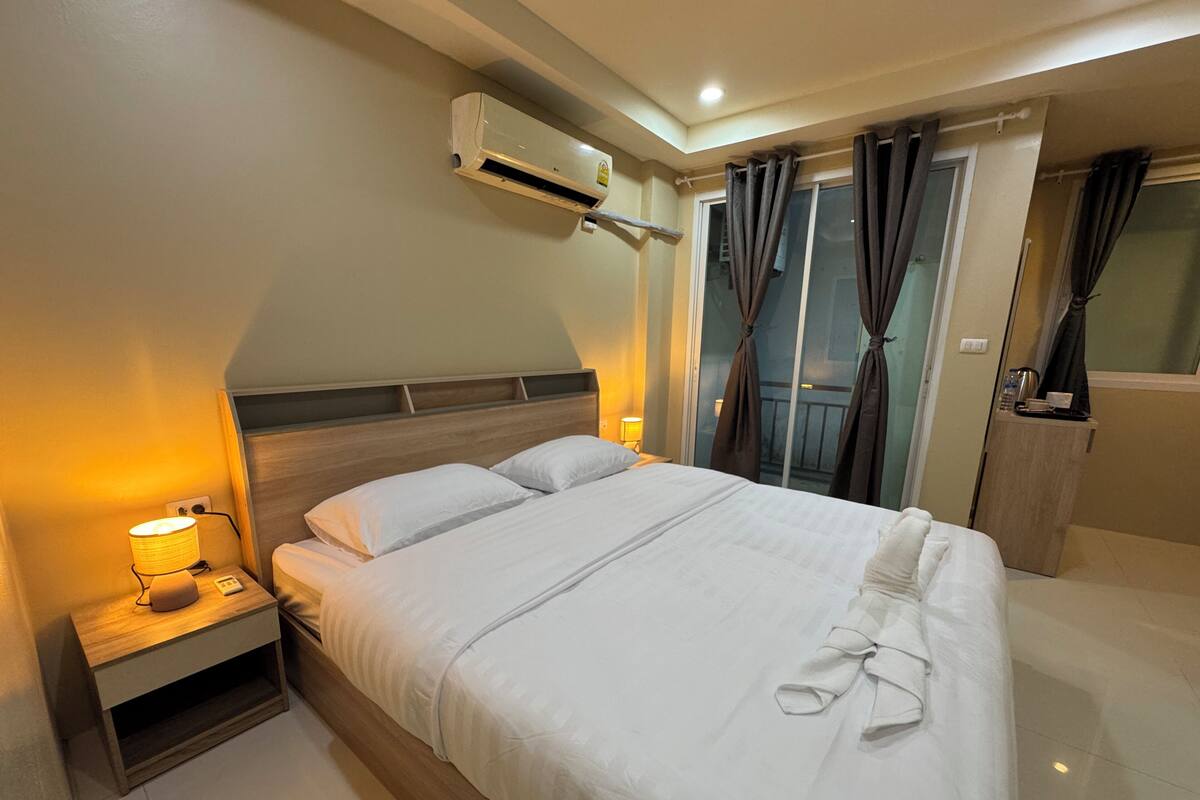Classic Double Room, Balcony | Desk, free WiFi