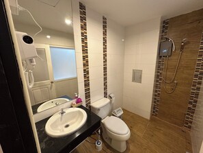 A bathroom with a sink, toilet, and shower. - Lexis Residence Patong - Newly Renovated (Patong)