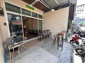 Outdoor dining - Lexis Residence Patong - Newly Renovated (Tambon Patong)