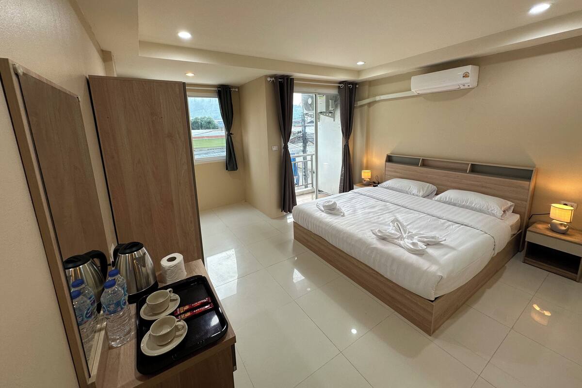 Deluxe Double Room, 1 King Bed, Balcony, City View | Desk, free WiFi