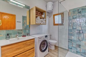 Shower, hair dryer, towels, soap - Casa Amanecer – Holiday home with sea views & privacy in La Palma (Villa de Mazo)
