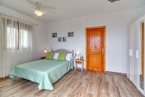 2 Schlafzimmer, Schreibtisch, Bügeleisen/Bügelbrett, Reisekinderbett