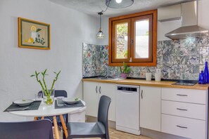 Fridge, microwave, stovetop, dishwasher - Casa Amanecer – Holiday home with sea views & privacy in La Palma (Villa de Mazo)