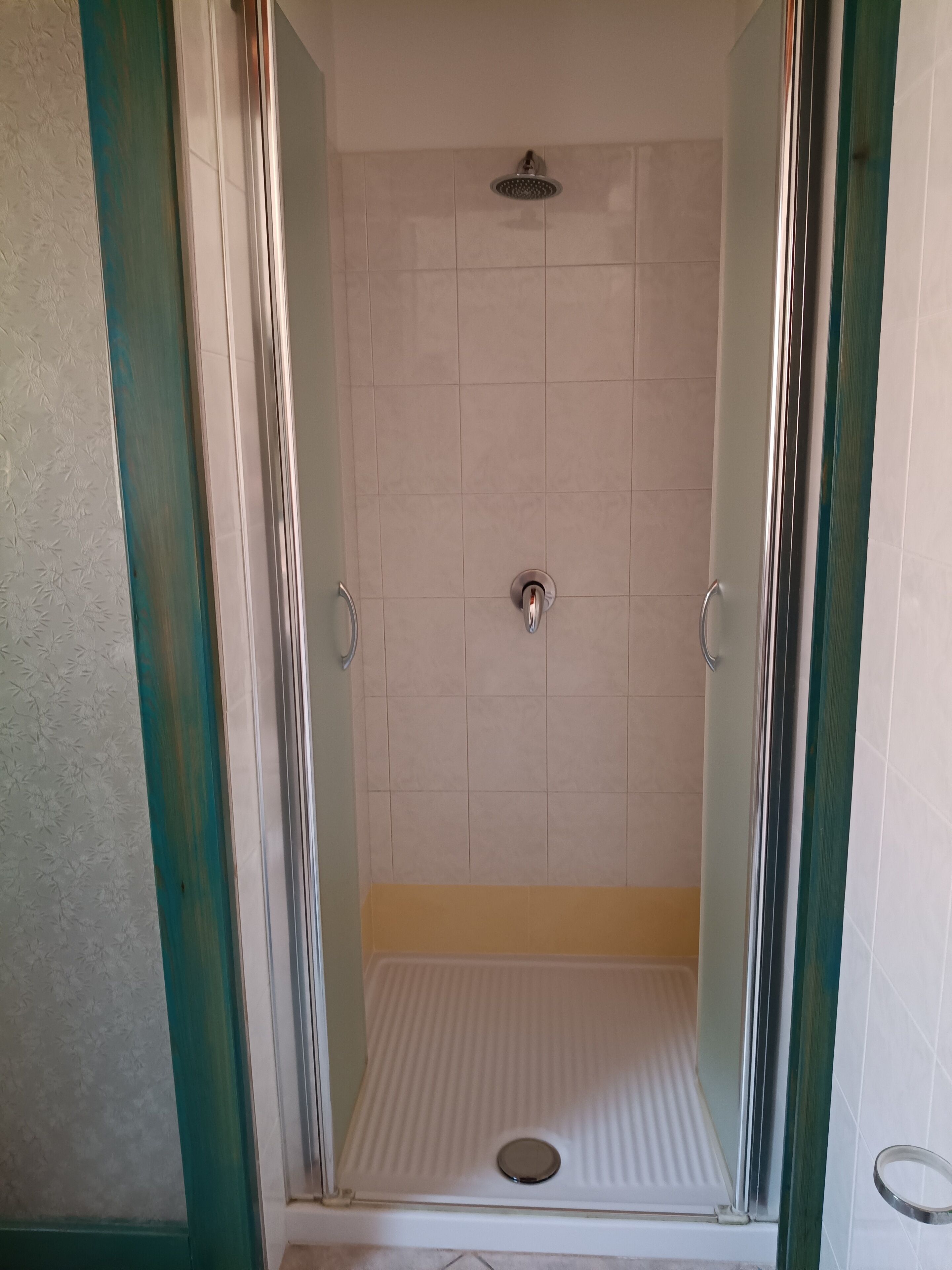 Asciugacapelli, bidet, asciugamani, sapone